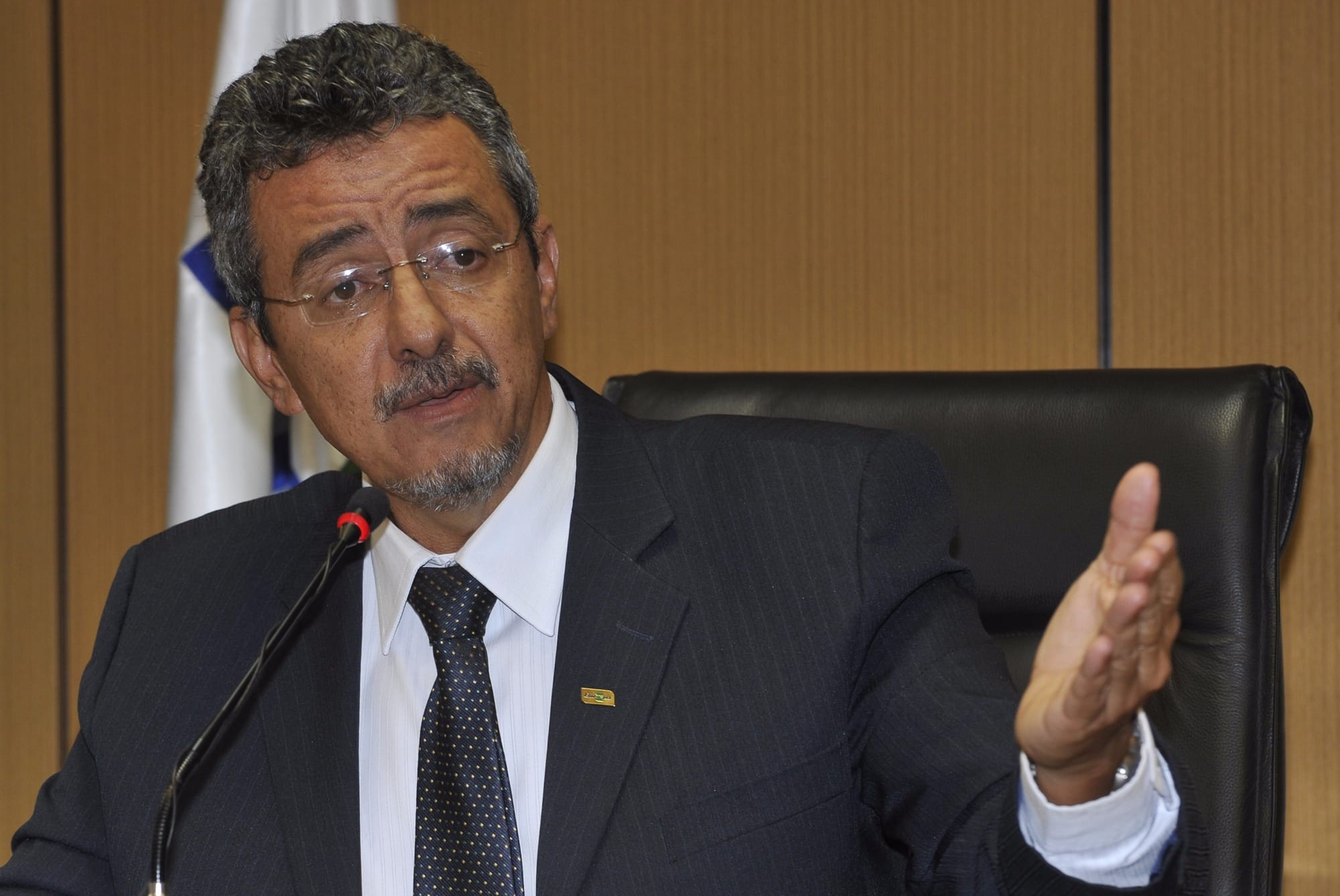 O embate entre o conhecimento e a ignorância O embate entre o conhecimento e a ignorância