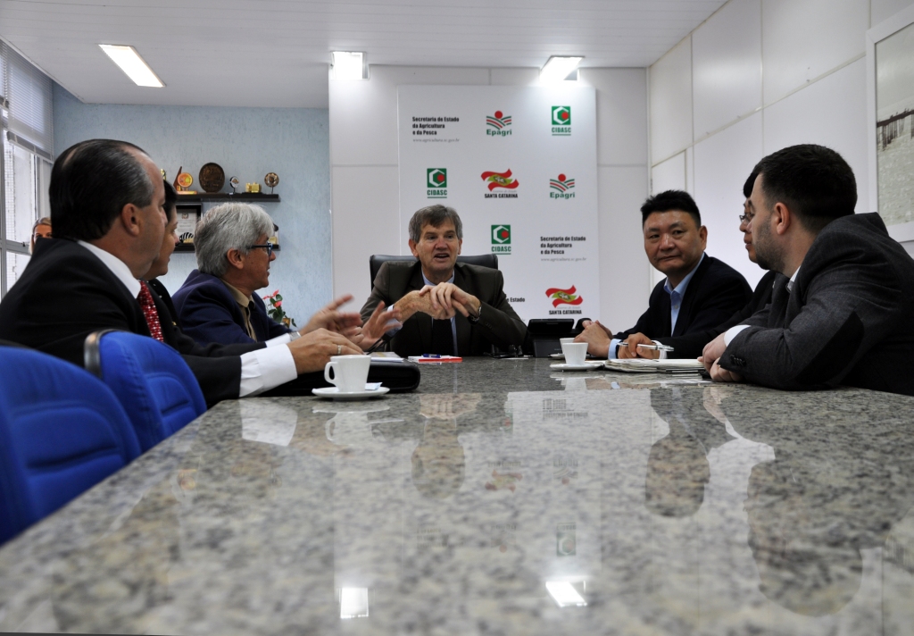 Comitiva chinesa interessada em carne de frango visita SC