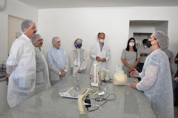 Em Bastos, Secretário de Agricultura de SP visita o Laboratório de Sanidade Avícola do IB