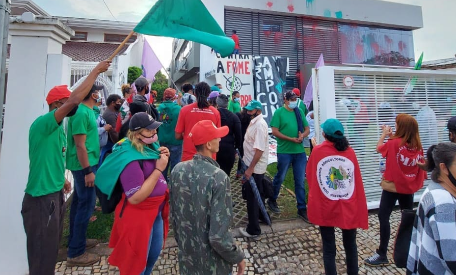 Militantes do MST e Via Campesina vandalizam sede da Aprosoja em Brasília