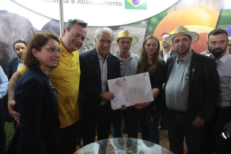 Mapa entrega reconhecimentos de adesão ao Sisbi-POA, títulos de crédito fundiário e certificados do AgroResidência