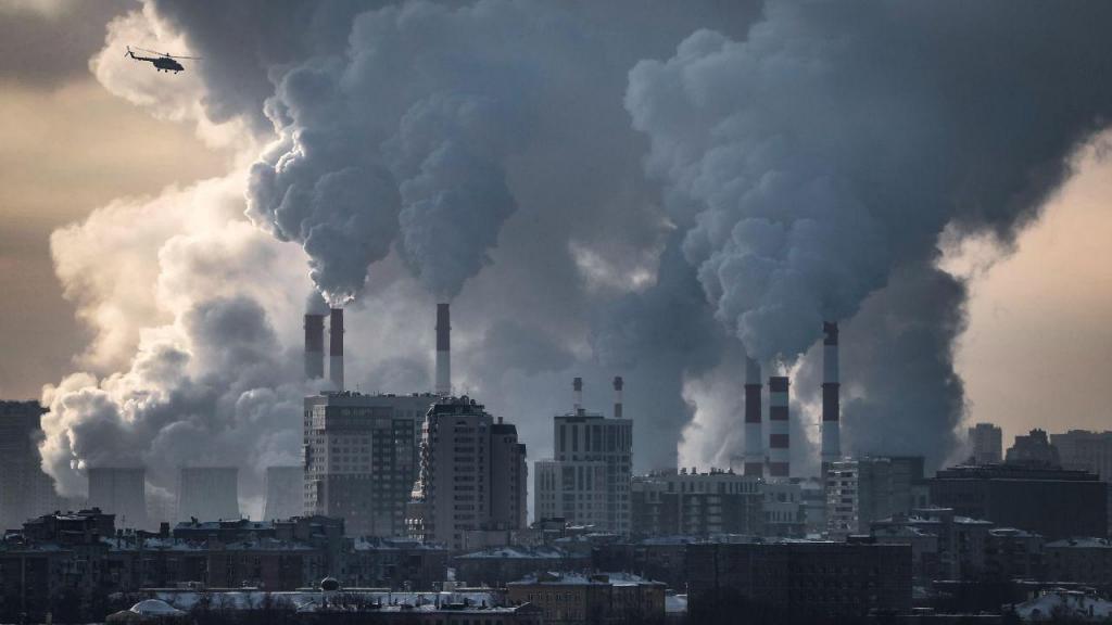 Empresas energéticas mundiais planejam investimentos em exploração de petróleo e gás natural, que colocam em risco metas definidas na COP26