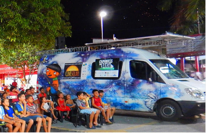 Projeto Cinesolar realiza sessões gratuitas de cinema itinerante