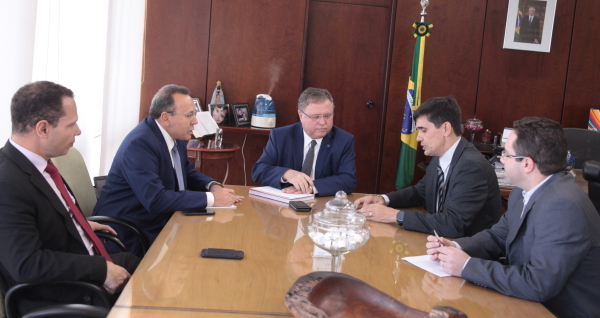 ABCS realiza audiência com Blairo Maggi sobre embargo russo