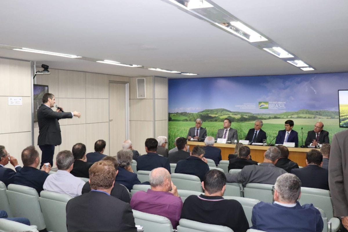 ACSURS expõe dificuldades da atividade no RS ao ministro da Agricultura ACSURS expõe dificuldades da atividade no RS ao ministro da Agricultura