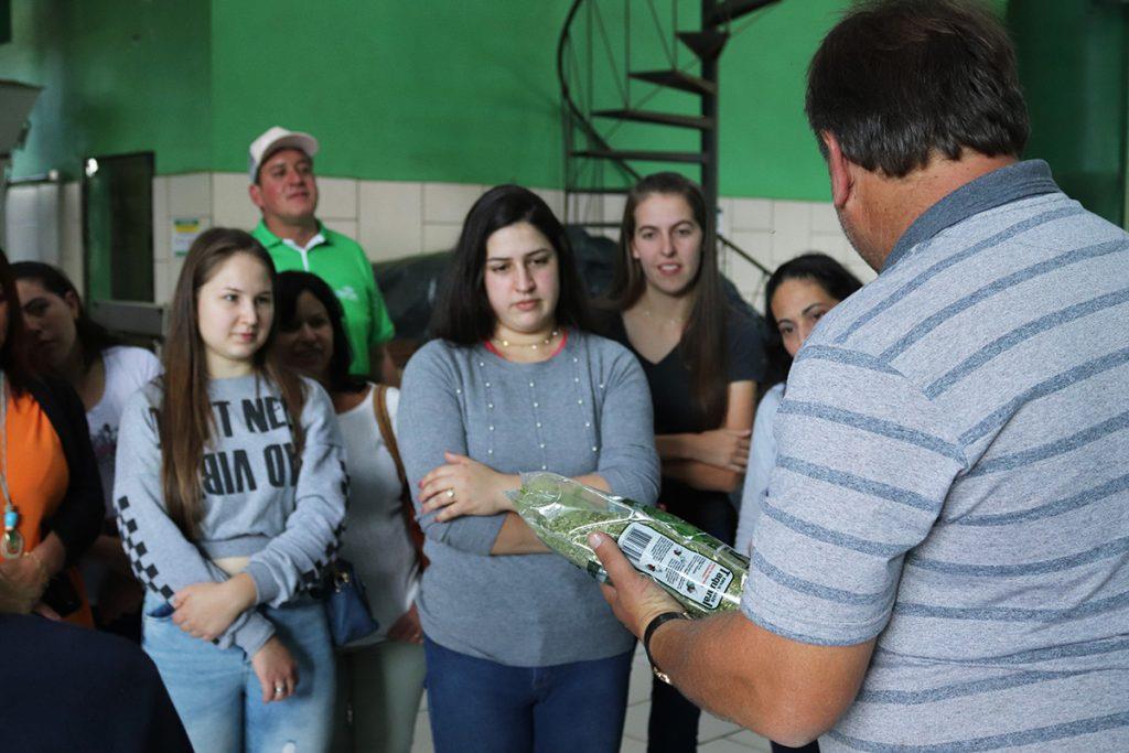 Grupo de mulheres da Castrolanda visita cooperativa e indústrias