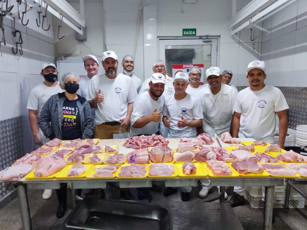 AGS capacita funcionários de açougues para cortes suínos, em Goiás