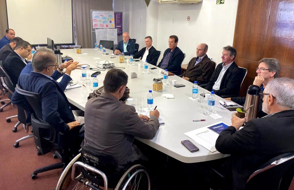 Languiru esclarece dúvidas e ouve lideranças sindicais