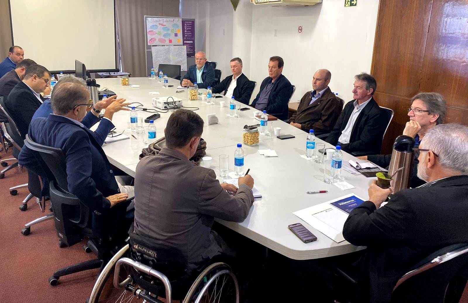 Languiru esclarece dúvidas e ouve lideranças sindicais