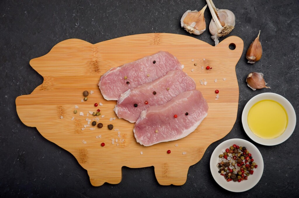 Como os tipos de gordura e carboidrato presentes na dieta dos suínos influenciam a qualidade da carne