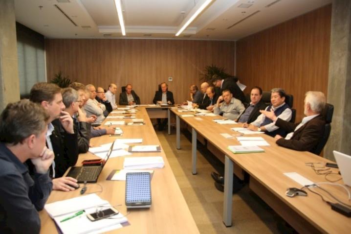 Diretores da Ocepar discutem mercado de frango