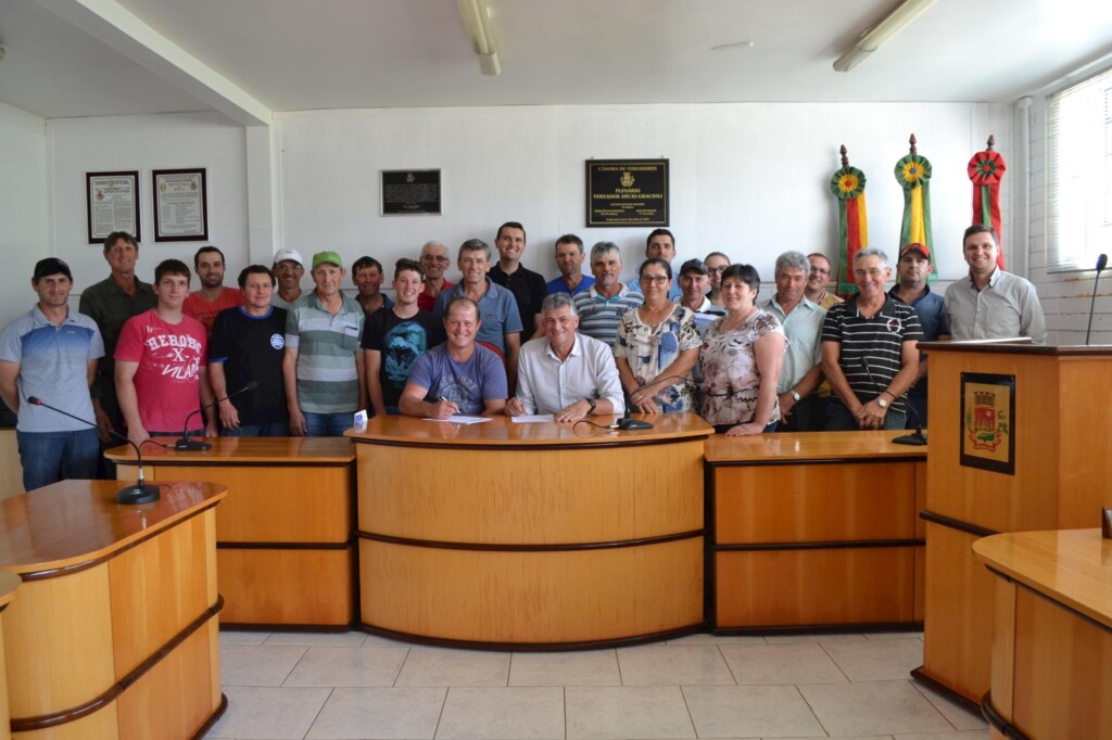 Associados assinam contrato para financiamento de núcleo de produção de aves da Dália