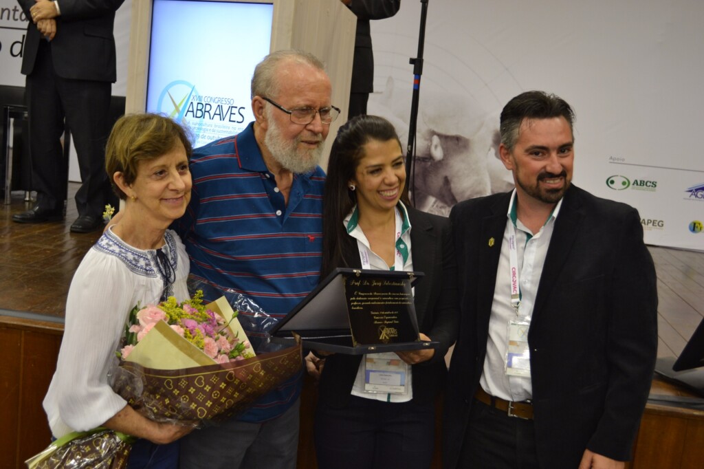 Primeiro dia da Abraves 2017 é marcado por homenagem