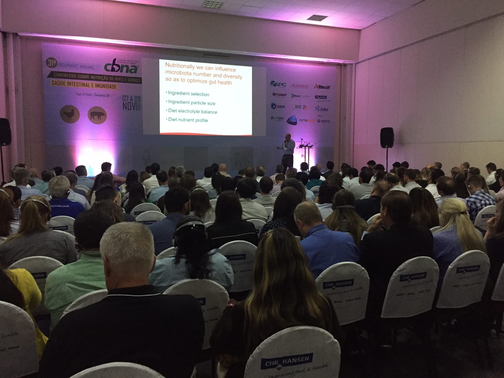 Steve Leeson destaca manejo de nutrição para produção de aves livres de antibióticos durante evento do CBNA Steve Leeson destaca manejo de nutrição para produção de aves livres de antibióticos durante evento do CBNA