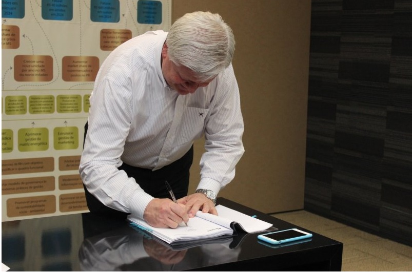 Presidente da Copacol Valter Pitol assina convênio com Itaipu para geração de energia