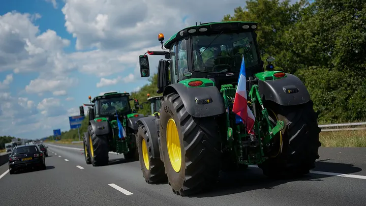 Agricultores holandeses protestam contra plano do governo de reduzir emissões de poluentes