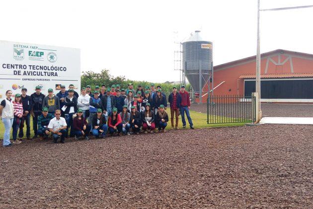 CTA de Assis abre portas do aviário-escola a alunos de agropecuária