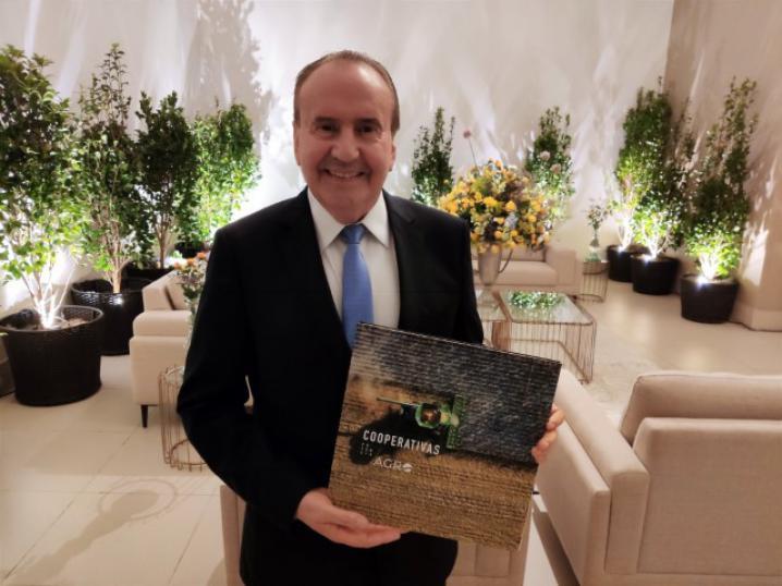 Diretor-presidente da Lar Cooperativa é homenageado pelo Banco do Brasil em Curitiba