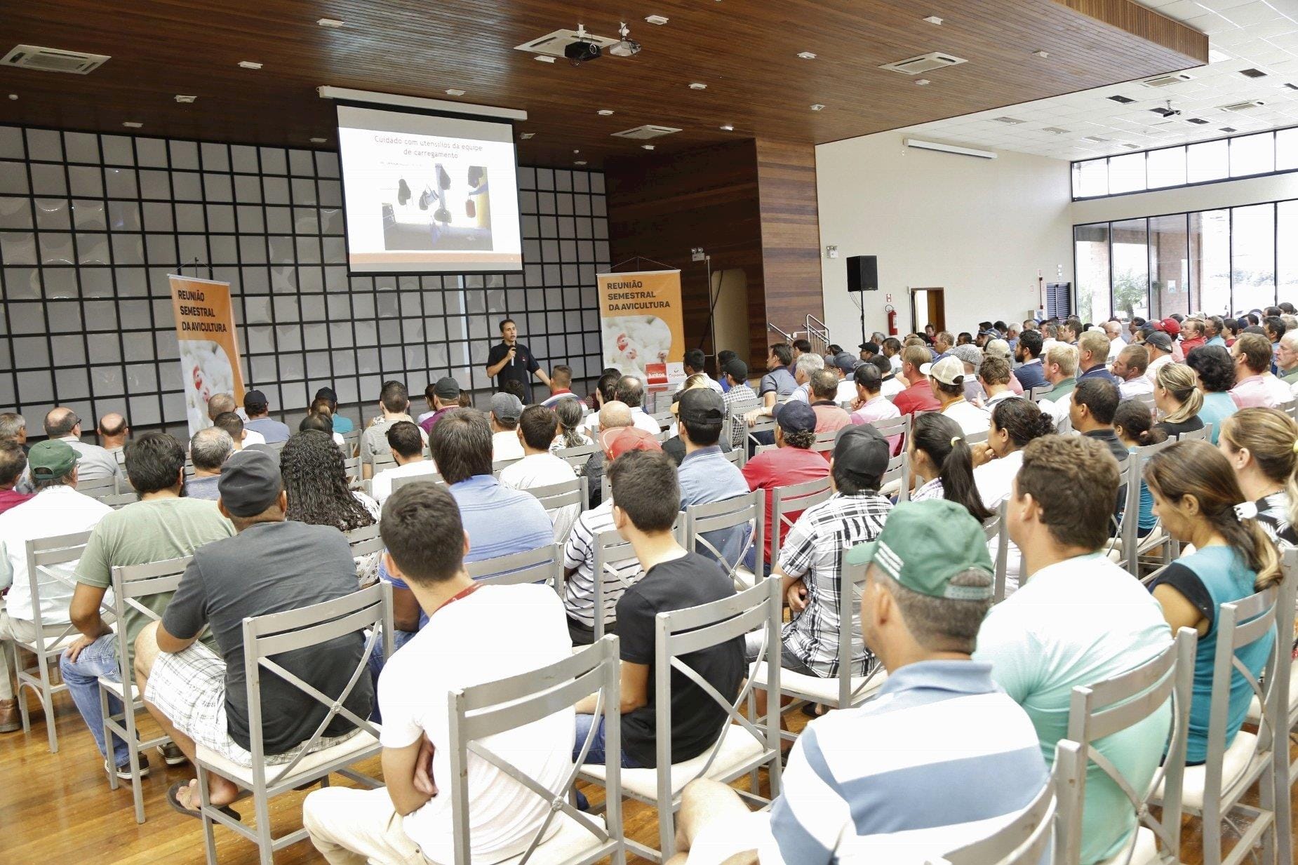 Copacol discute biosseguridade na avicultura