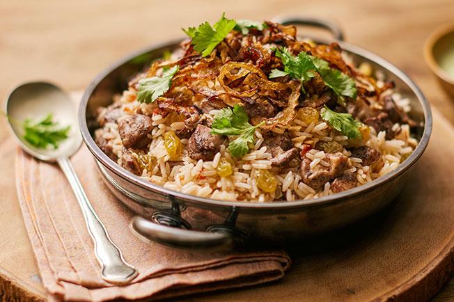 Arroz biryani com frango em uma panela só