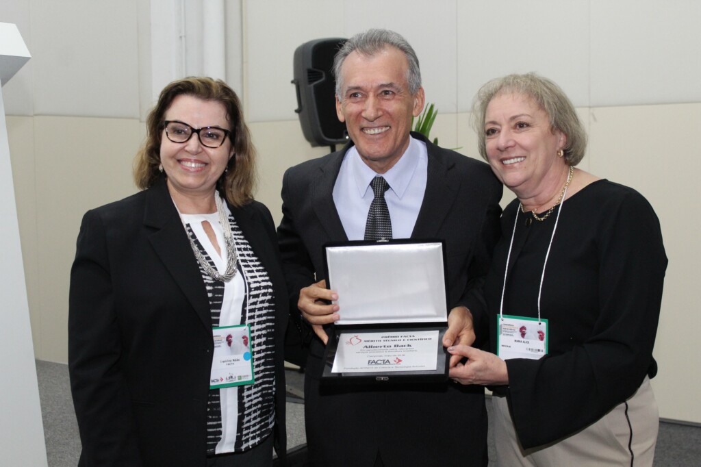 Alberto Back recebe o prêmio Profissional do Ano na avicultura