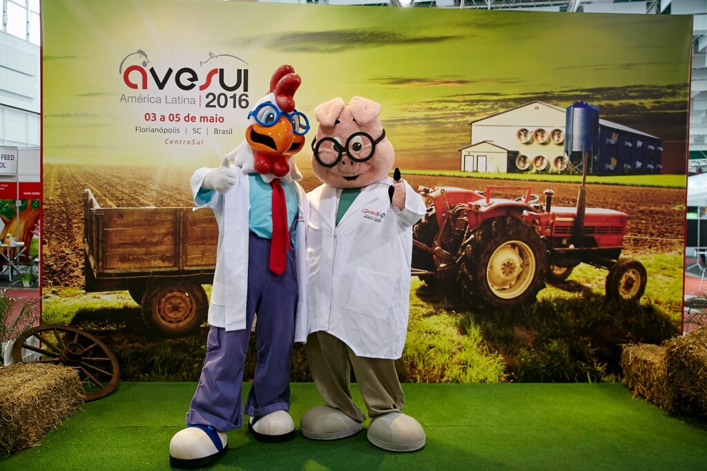 Há mais de 10 anos, mascotes da Gessulli Agribusiness tiram dúvidas técnicas e recebem com alegria os visitantes da AveSui