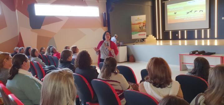 “O DNA da mulher é cooperativista”, diz consultora em evento da Coopavel