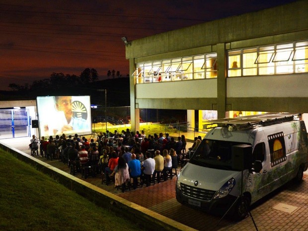 ‘Cinesolar’ oferece sessão de cinema gratuita usando energia solar, em GO