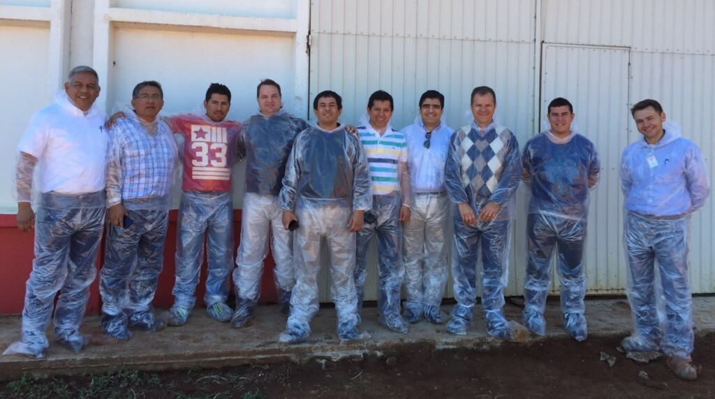 Latino-americanos visitam granjas brasileiras