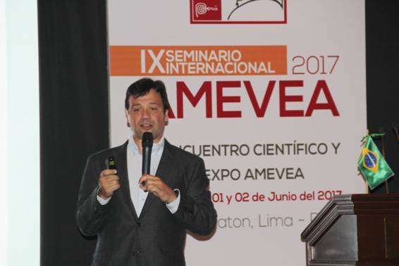 Especialista ministra palestra em encontro da Amevea no Peru