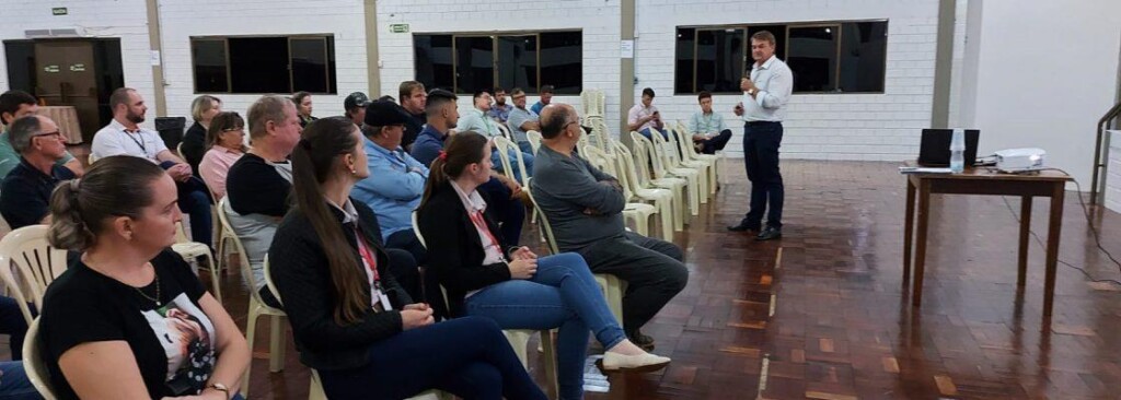 Giro de reuniões do CooperAgri leva informações técnicas à família de associados