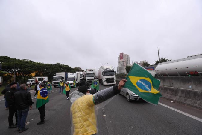 Em vídeo, Bolsonaro pede desbloqueio das rodovias