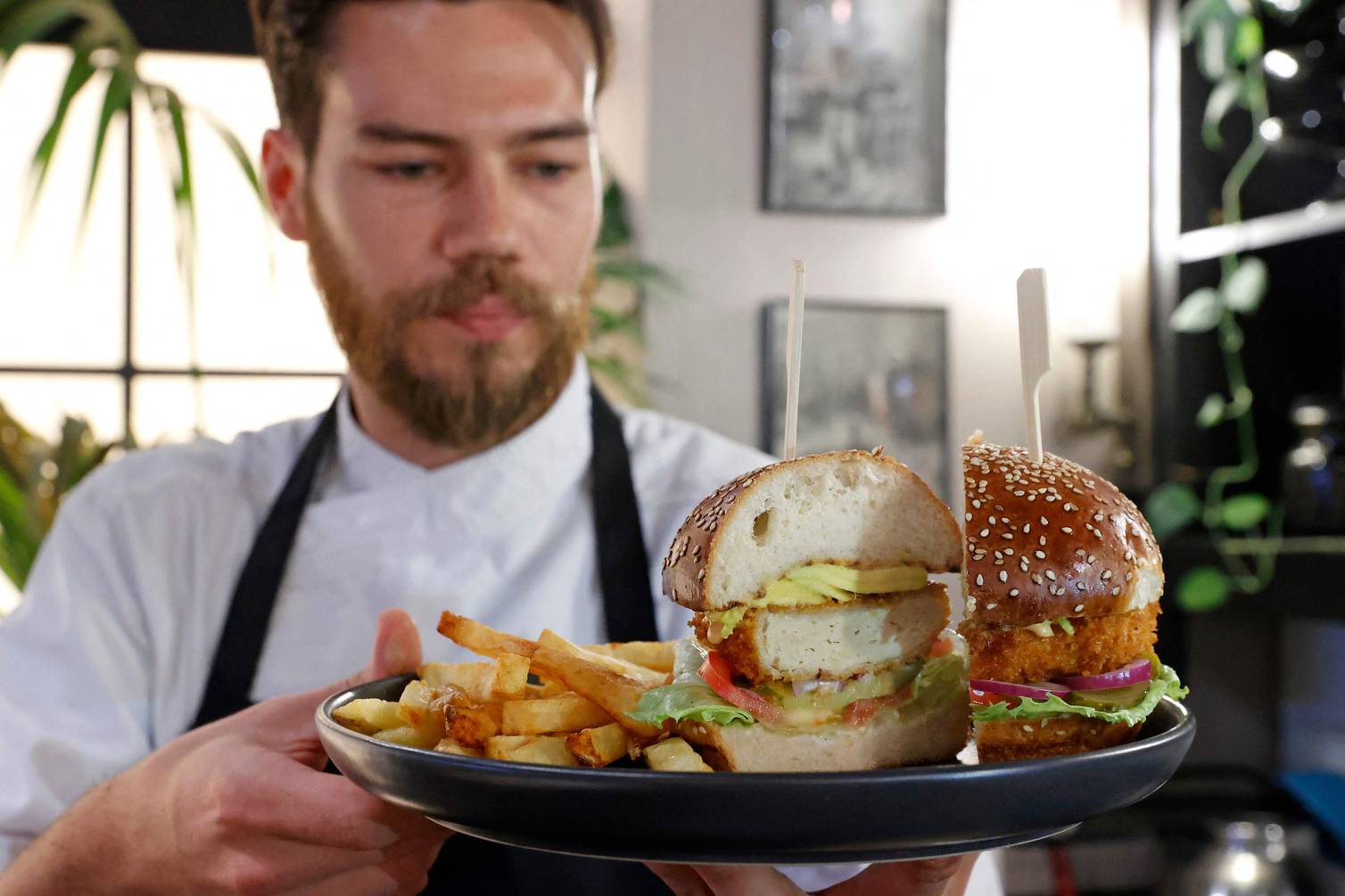Restaurante en Israel propone degustar pollo de laboratorio, una ‘revolución alimentaria’