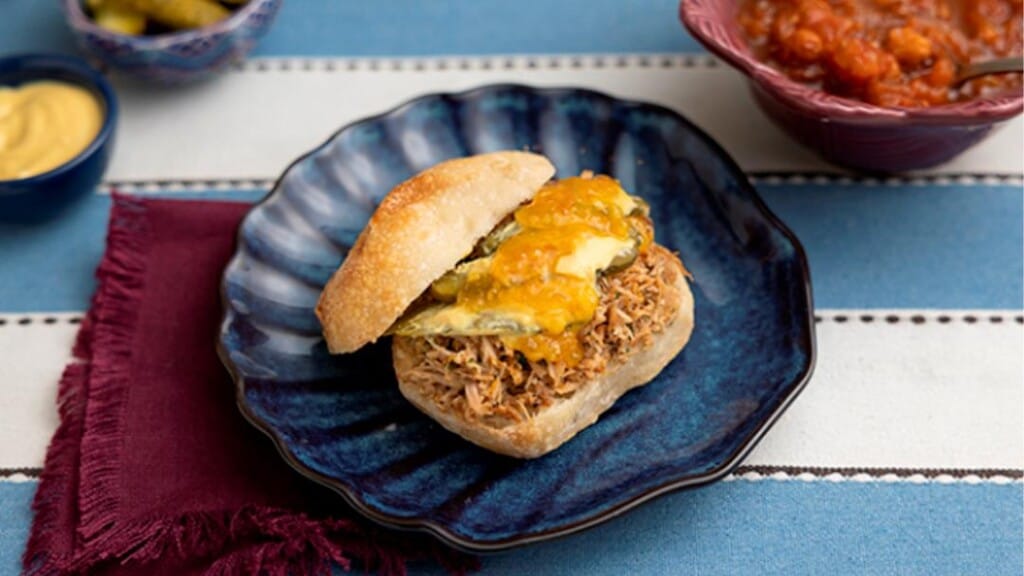 Sanduíche de pernil desfiado