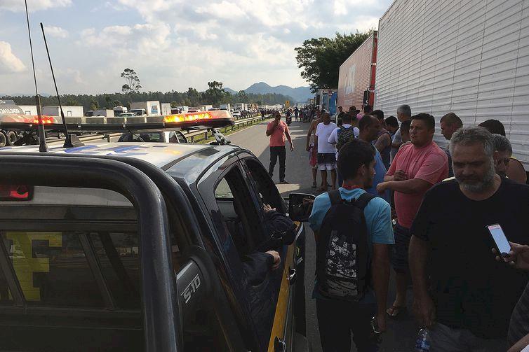 Mesmo com anúncio de acordo pelo governo, greve continua