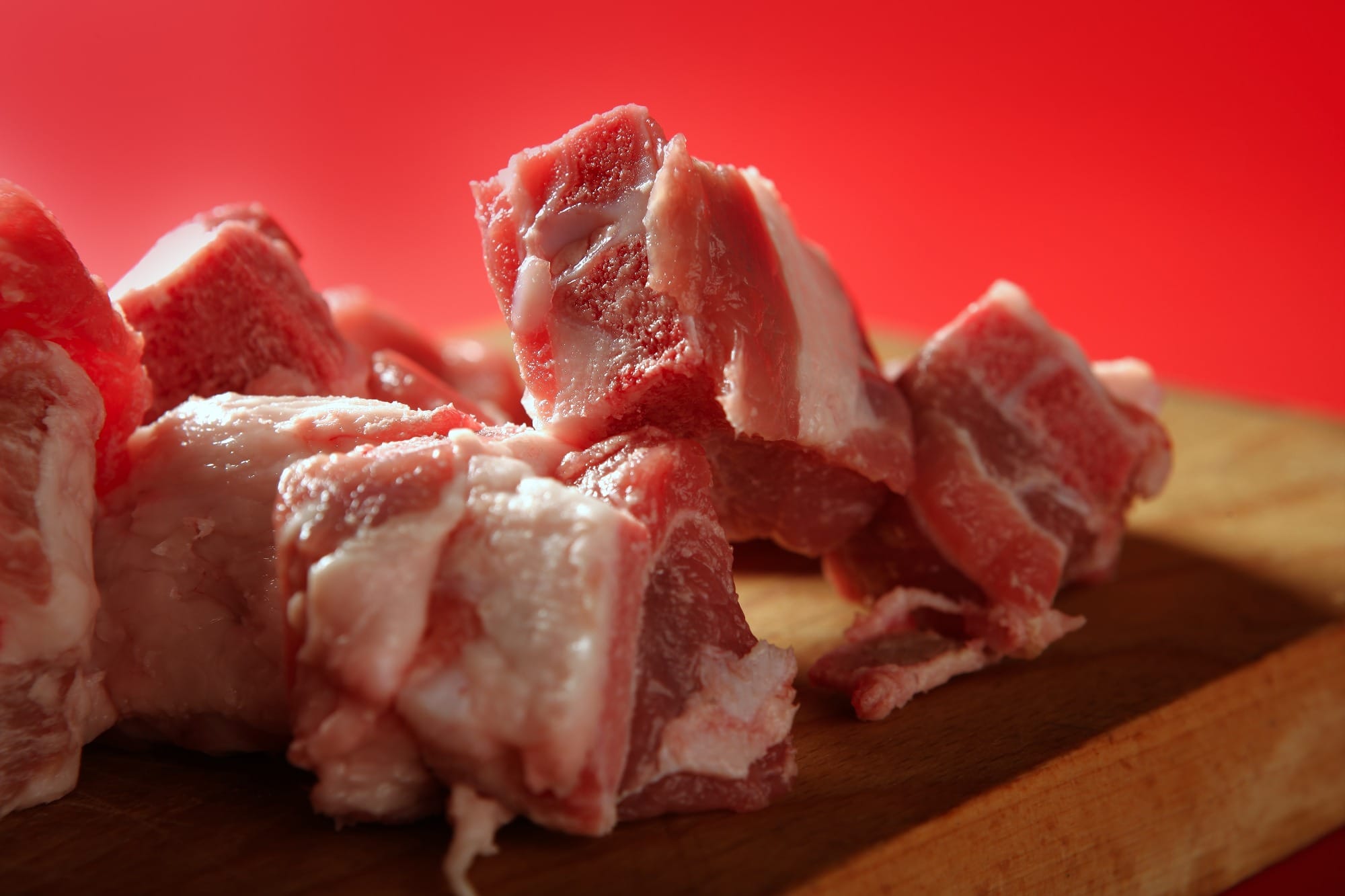 Madeira de reflorestamento pode ser opção na defumação de bacon