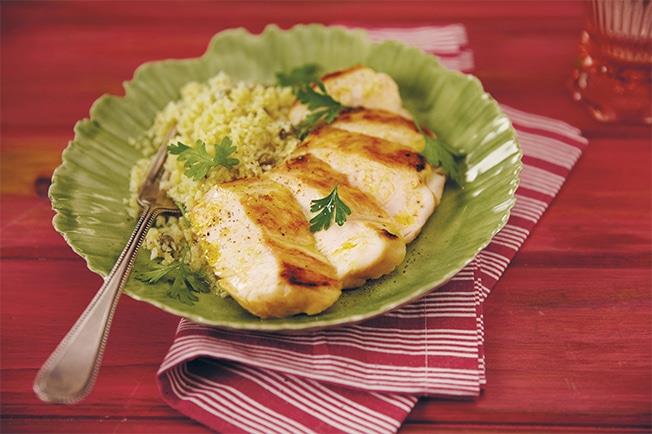 Receita: Peito de frango grelhado com cuscuz de couve-flor