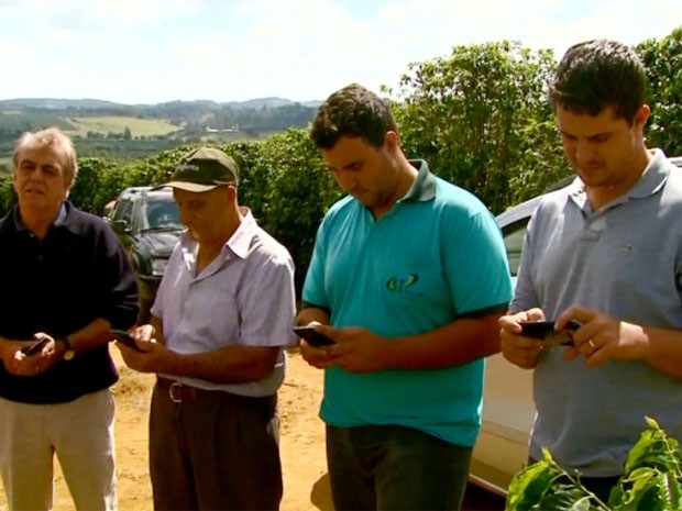 Moradores instalam internet com energia solar em zona rural