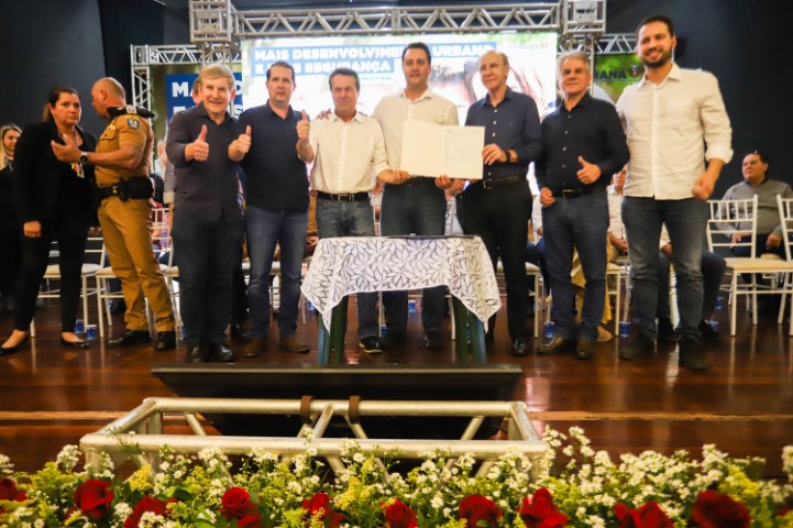 Governador do Paraná entrega licença de construção para unidade de suínos, em Palotina