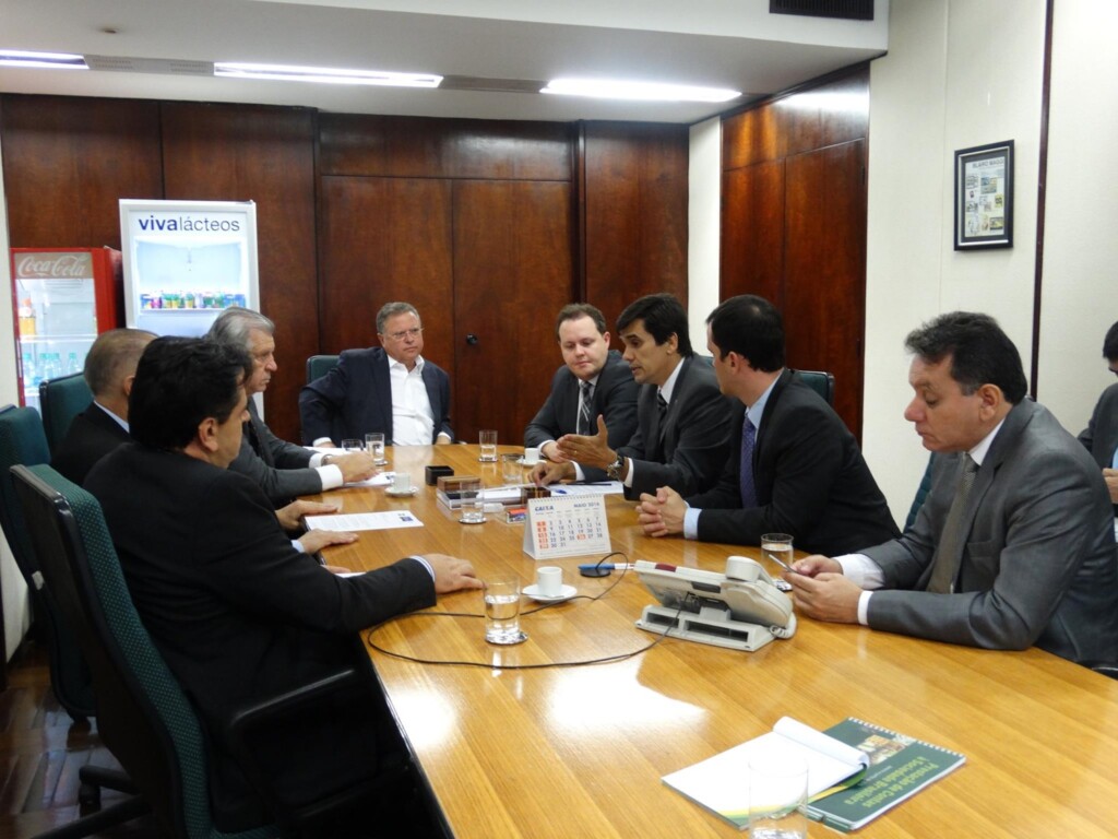 Blairo Maggi analisa abastecimento de milho junto à entidades do setor