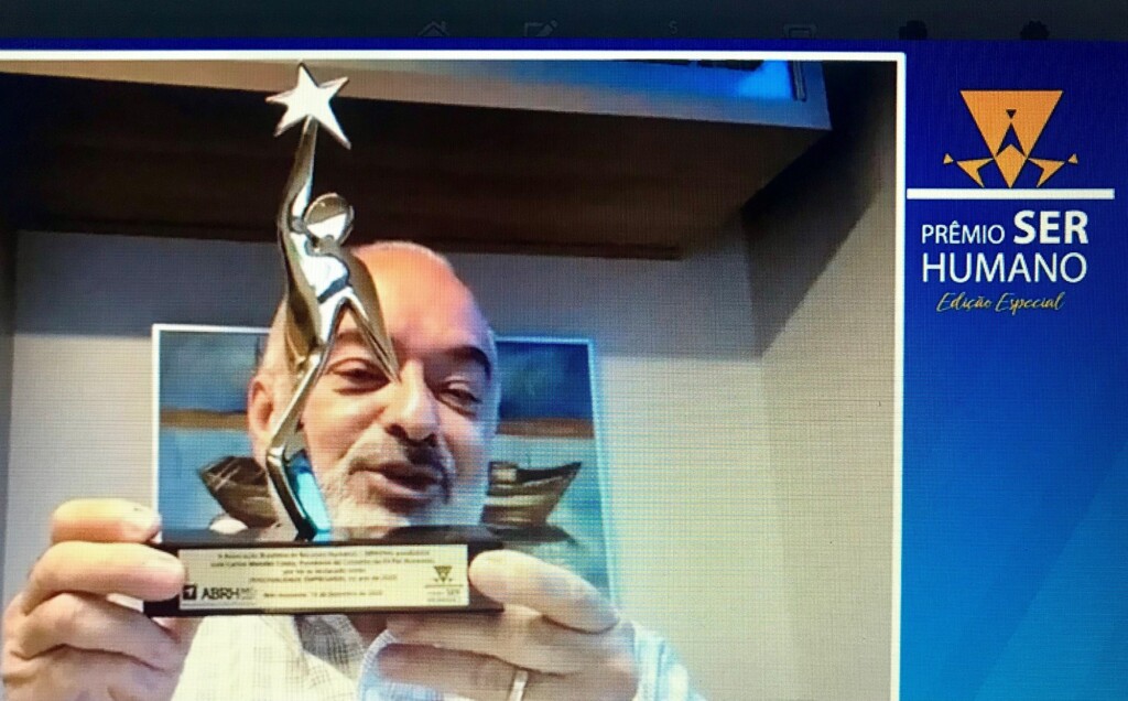 Luiz Carlos Mendes Costa, da Pif Paf, recebe Troféu Personalidade Empresarial