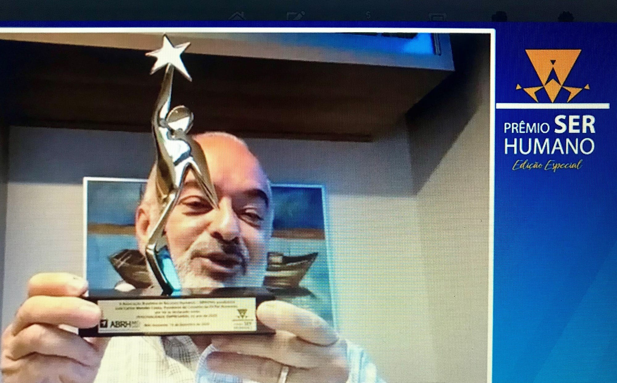 Luiz Carlos Mendes Costa, da Pif Paf, recebe Troféu Personalidade Empresarial
