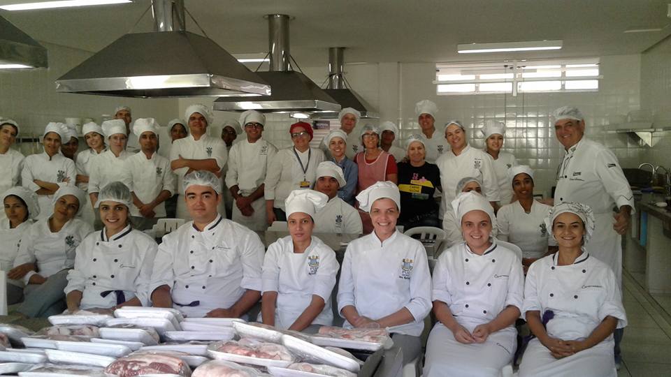 Estudantes de Gastronomia de GO participam de curso de cortes suínos