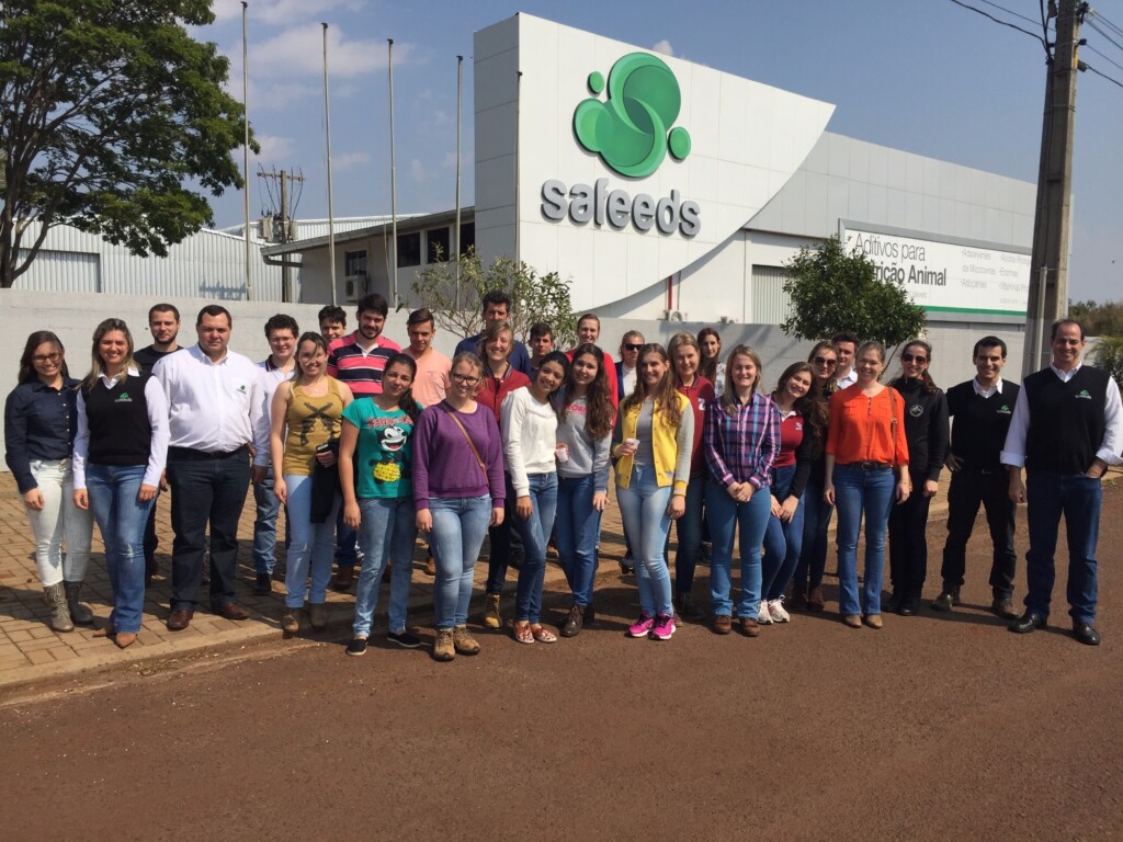 Acadêmicos de zootecnia visitam empresa de nutrição animal