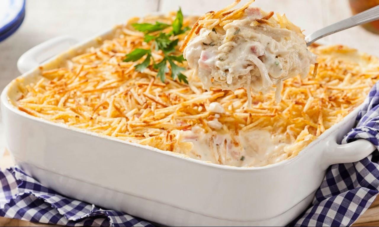 Fricassê com filé de peito de frango desfiado