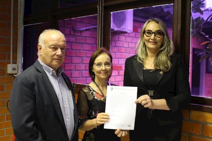 Luciane de Cássia Surdi assume presidência da Cidasc