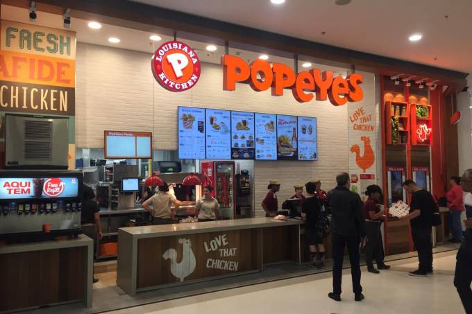 Popeyes afirma que problemas na cadeia de suprimentos estão dificultando a eliminação de MSG da carne de frango
