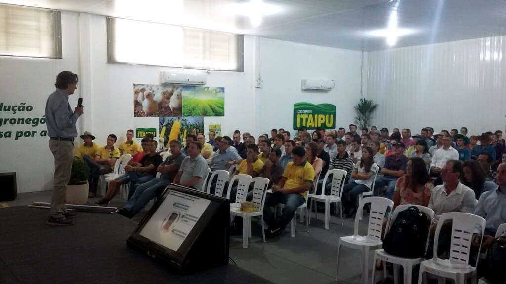 Professor Dr. Davi de Barcellos palestra para produtores da Cooperitaipu
