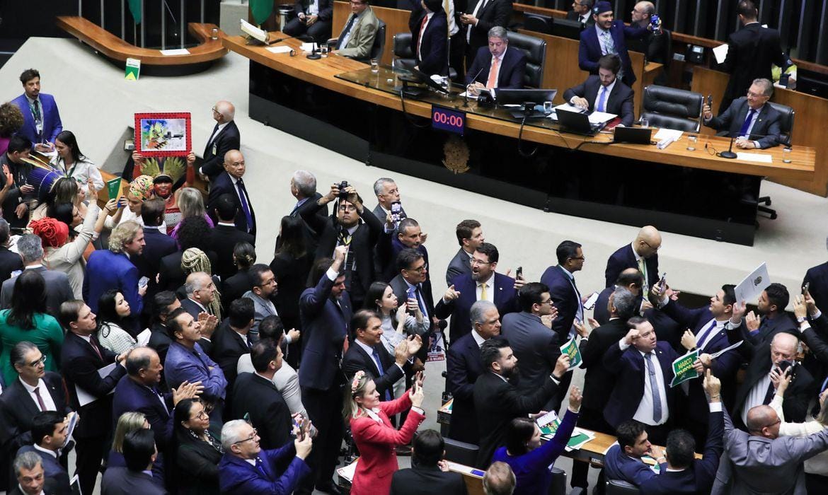 Câmara aprova marco temporal de demarcação de terras indígenas Câmara aprova marco temporal de demarcação de terras indígenas