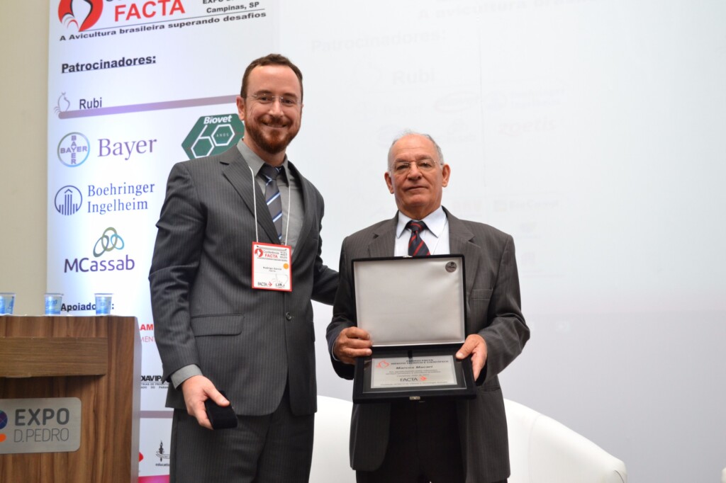 Marcos Macari é homenageado com o Prêmio FACTA “Profissional do Ano” 2017